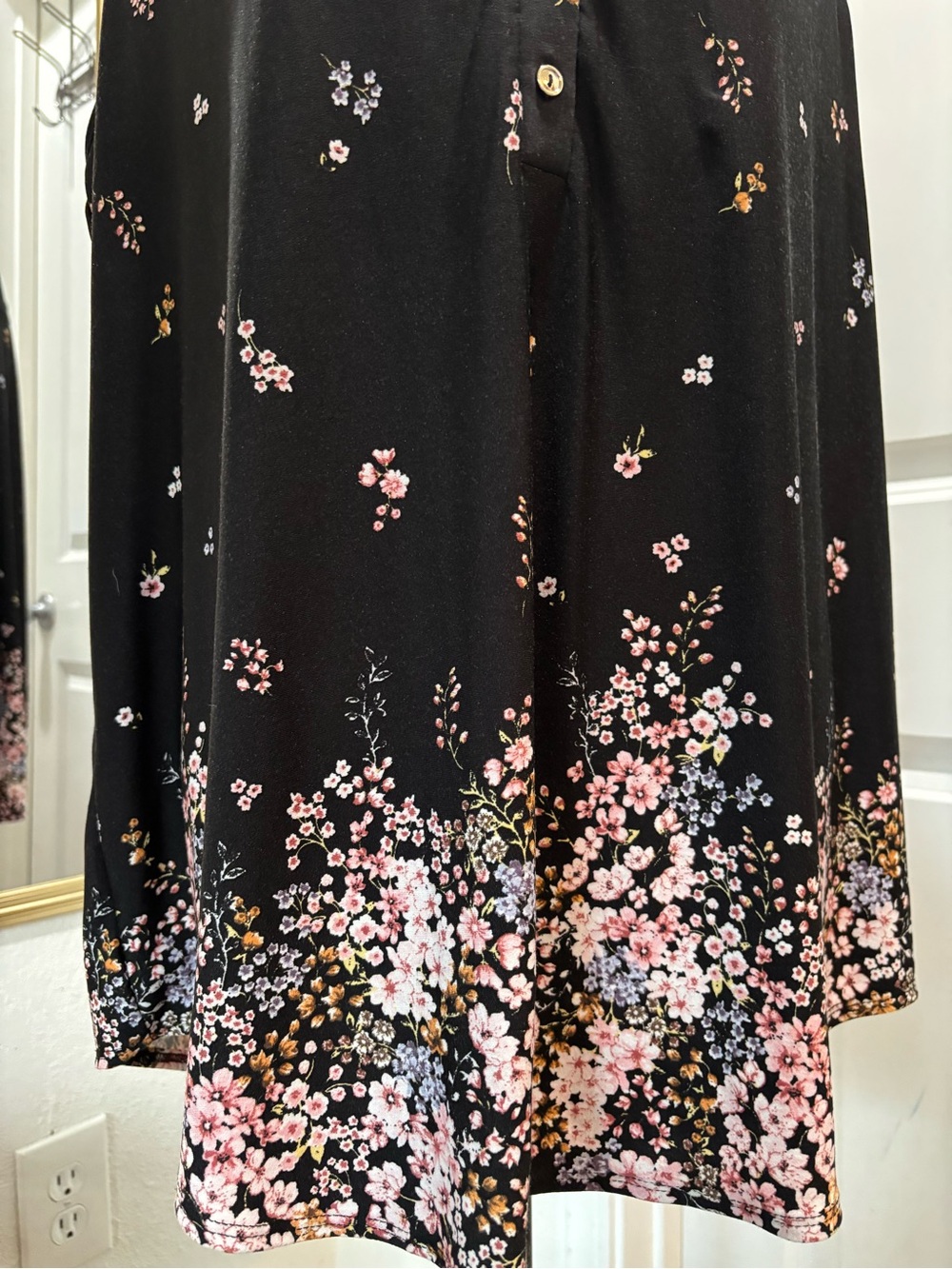 Perseption Black Sleeveless Floral-Hem Split V Tunic - Picture 8 of 12